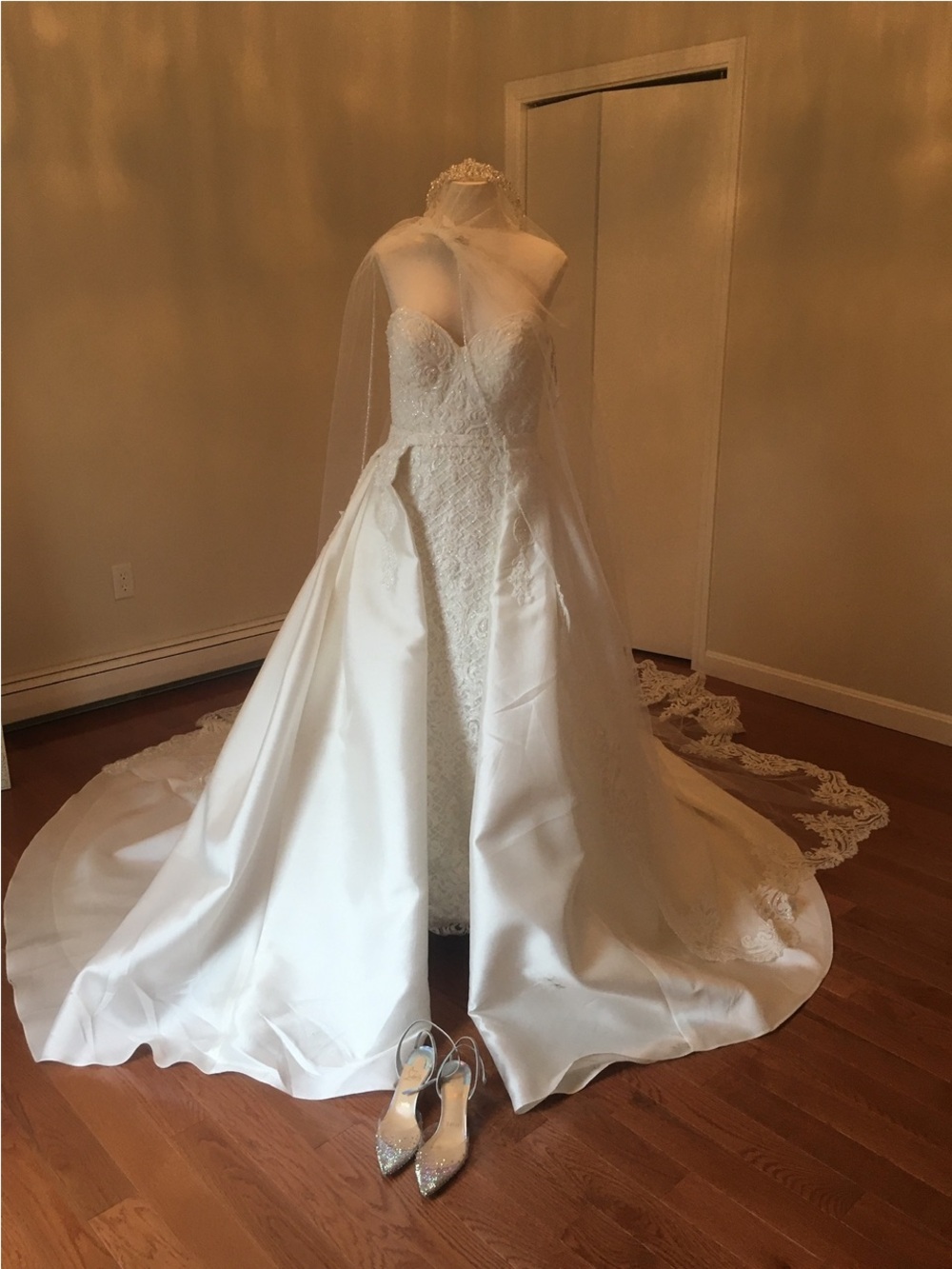 EUC Martina Lliana White Bridal gown with removable ballgown skirt and veil